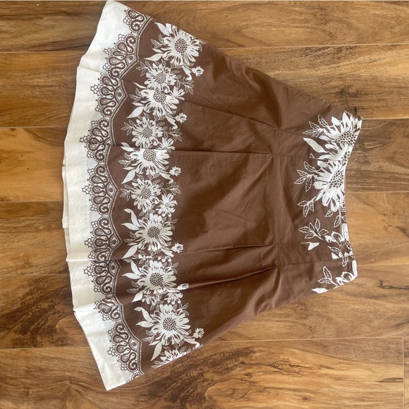 ANN TAYLOR LOFT PETITES  A-lined Pleated floral  skirt// Brown/White/cream / 00P - Picture 2 of 3